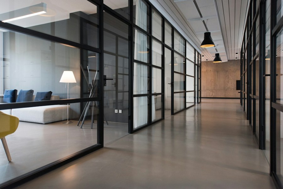Interior de oficina con ventanales e iluminación colgante