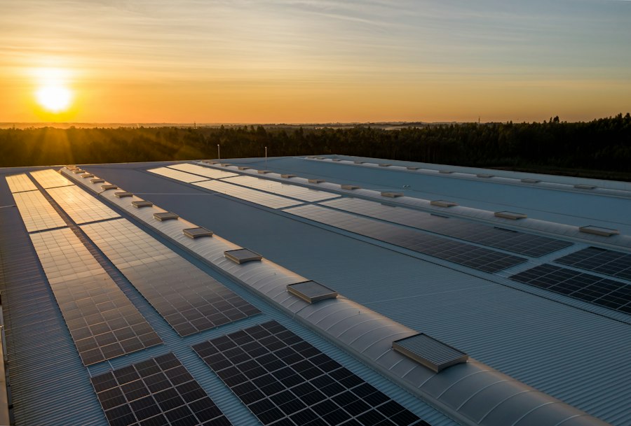Paneles solares instalados en la cubierta de un edificio comercial