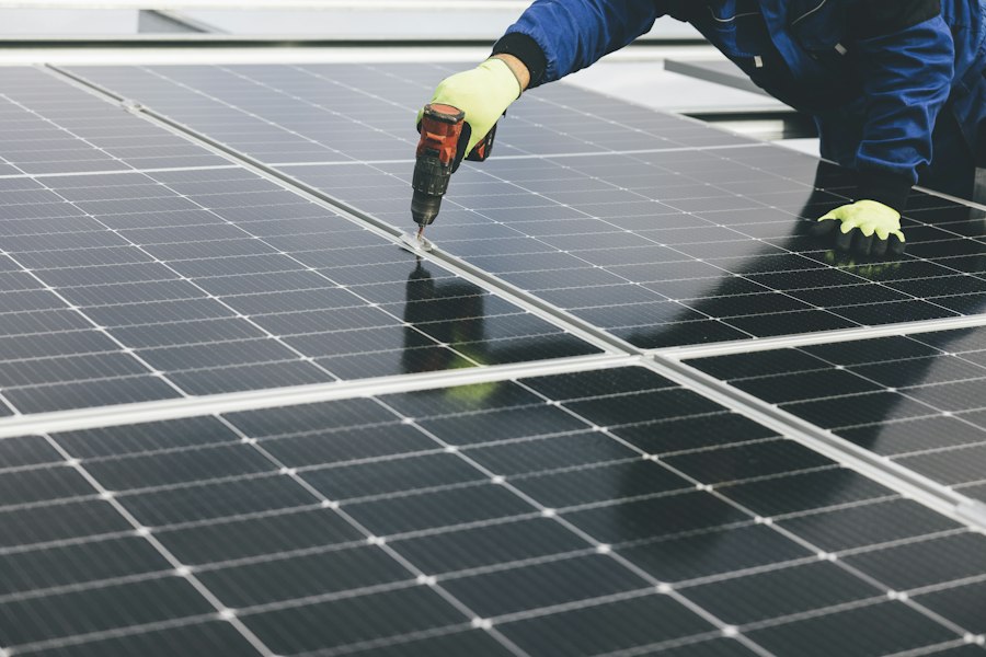 Técnico instalando paneles solares en una cubierta