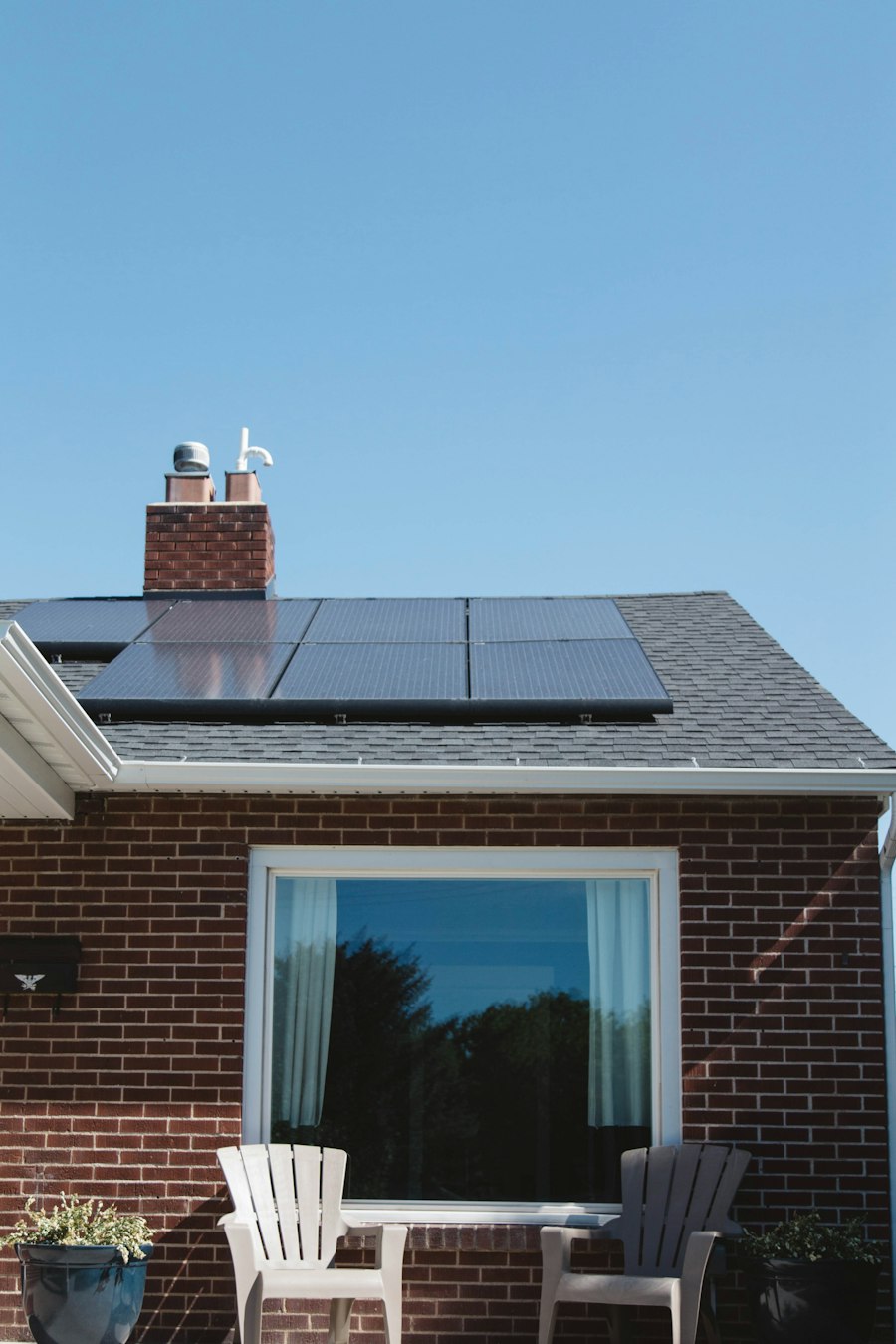 Vivienda con paneles solares instalados en el techo